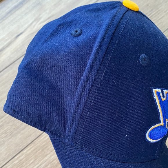 St. Louis Blues NHL Jacket (Medium) and Reebok Hat (One Size) - Picture 10 of 11